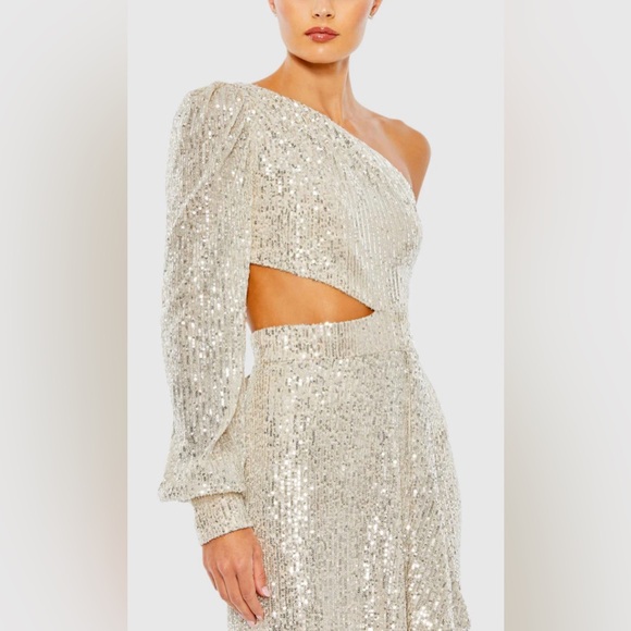 IEENA FOR MAC DUGGAL 26730
Silver Sequined One Shoulder Cut Out Gown Size 2 - Picture 3 of 9